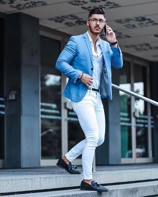 Dunkelblaue Leder Slipper mit Quasten kombinieren – 135 Herren Outfits: Kombinieren Sie ein hellblaues Sakko mit weißen engen Jeans für einen bequemen Alltags-Look. Fühlen Sie sich ideenreich? Vervollständigen Sie Ihr Outfit mit dunkelblauen Leder Slippern mit Quasten.