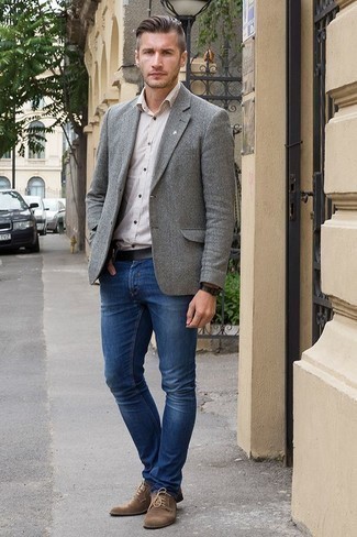 Welche Jeans mit grauen Sakkos zu tragen – 98 Frühling Herren Outfits: Kombinieren Sie ein graues Sakko mit Jeans für Drinks nach der Arbeit. Fühlen Sie sich ideenreich? Ergänzen Sie Ihr Outfit mit braunen Wildleder Derby Schuhen. Ein cooler Look für die Übergangszeit.