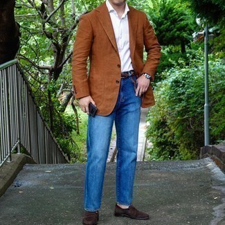 Welche Jeans mit rotbraunen Sakkos zu tragen – 129 Sommer Herren Outfits: Entscheiden Sie sich für ein rotbraunes Sakko und Jeans, um einen modischen Freizeitlook zu kreieren. Fühlen Sie sich mutig? Entscheiden Sie sich für dunkelbraunen Wildleder Slipper. Dieses Outfit könnte zu Ihren Lieblings-Sommer-Outfit werden!