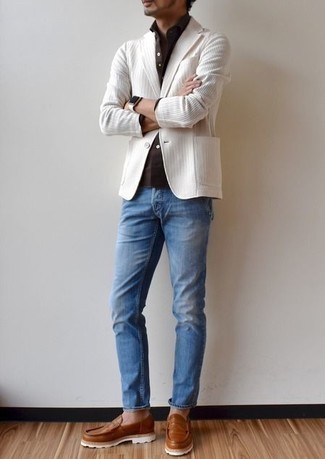 Rotbraune Leder Slipper kombinieren – 500+ Herren Outfits: Erwägen Sie das Tragen von einem weißen Sakko und blauen Jeans, um einen eleganten, aber nicht zu festlichen Look zu kreieren. Komplettieren Sie Ihr Outfit mit rotbraunen Leder Slippern, um Ihr Modebewusstsein zu zeigen.