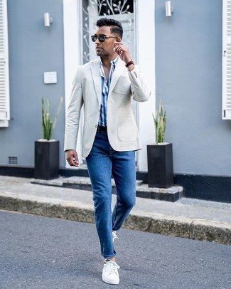 Graues Sakko kombinieren – 500+ Sommer Herren Outfits: Die Paarung aus einem grauen Sakko und blauen Jeans ist eine großartige Wahl für einen Tag im Büro. Fühlen Sie sich ideenreich? Entscheiden Sie sich für weißen Segeltuch niedrige Sneakers. Schon ergibt sich ein cooler Sommer-Look.