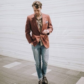 Rotbraune Leder Slipper kombinieren – 500+ Herren Outfits: Kombinieren Sie ein braunes Sakko mit blauen Jeans mit Destroyed-Effekten für einen bequemen Alltags-Look. Wählen Sie rotbraunen Leder Slipper, um Ihr Modebewusstsein zu zeigen.