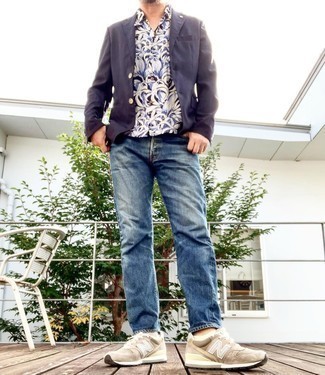 Dunkelblaues Sakko kombinieren – 500+ Herren Outfits: Erwägen Sie das Tragen von einem dunkelblauen Sakko und blauen Jeans, um einen eleganten, aber nicht zu festlichen Look zu kreieren. Suchen Sie nach leichtem Schuhwerk? Entscheiden Sie sich für hellbeige Sportschuhe für den Tag.