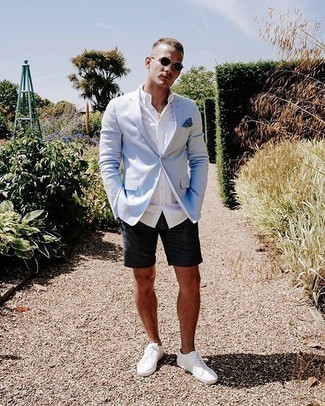20 Jährige: Blaues Einstecktuch kombinieren – 41 Smart-Casual Sommer Herren Outfits: Ein hellblaues Sakko und ein blaues Einstecktuch sind eine perfekte Wochenend-Kombination. Fühlen Sie sich ideenreich? Entscheiden Sie sich für weißen Segeltuch niedrige Sneakers. So einfach kann ein cooler Sommer-Look sein.