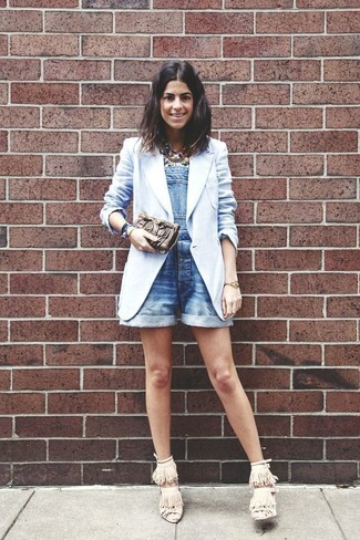 Blaue Jeanshose kombinieren – 113 Damen Outfits: Um einen entspannten Look zu kreieren, probieren Sie die Kombination aus einem hellblauen Sakko und einer blauen Jeanshose. Vervollständigen Sie Ihr Look mit hellbeige Wildleder Sandaletten mit Fransen.