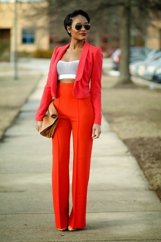 Rotes Sakko kombinieren – 98 Damen Outfits: Kombinieren Sie ein rotes Sakko mit einer orange weiter Hose für eine raffinierte und lässige Silhouette. Komplettieren Sie Ihr Outfit mit beige Leder Pumps.