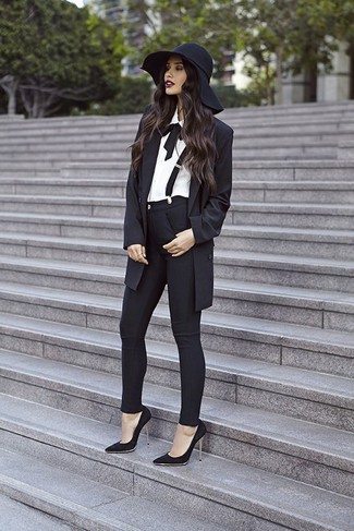 Hosenträger kombinieren – 17 Damen Outfits: Kombinieren Sie ein schwarzes Sakko mit einem Hosenträger, um einen modernen Casual-Look zu erzielen, der in der Garderobe der Frau nicht fehlen darf. Vervollständigen Sie Ihr Look mit schwarzen Wildleder Pumps.