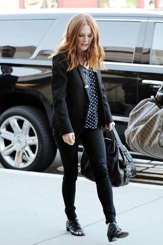 Julianne Moore trägt schwarzes Sakko, dunkelblaue gepunktete Langarmbluse, schwarze enge Jeans, schwarze Leder Stiefeletten mit Ausschnitten
