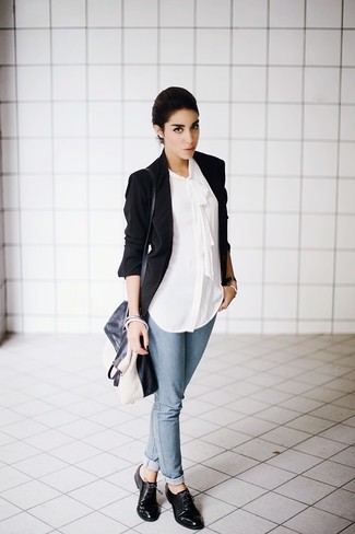 Oxford Schuhe kombinieren – 288 Damen Outfits: Um ein legeres Outfit zu erreichen, sind ein schwarzes Sakko und blaue enge Jeans ganz wunderbar geeignet. Oxford Schuhe sind eine einfache Möglichkeit, Ihren Look aufzuwerten.