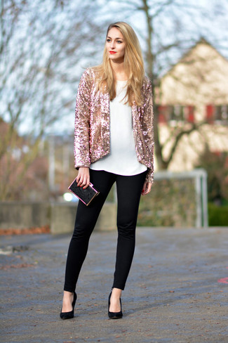 Rosa Paillettensakko kombinieren – 1 Damen Outfits: Tragen Sie ein rosa Paillettensakko und schwarzen Samtleggings, um ein modernes Casual-Outfit zu erzeugen. Ergänzen Sie Ihr Look mit schwarzen Wildleder Pumps.