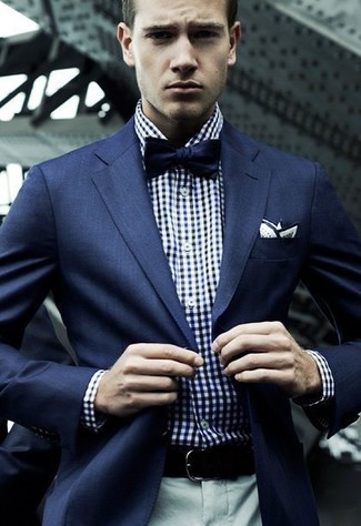 Wie dunkelblaues Sakko mit weißen und dunkelblauen Langarmhemdes mit Vichy-Muster zu kombinieren – 19 Herren Outfits: Erwägen Sie das Tragen von einem dunkelblauen Sakko und einem weißen und dunkelblauen Langarmhemd mit Vichy-Muster, wenn Sie einen gepflegten und stylischen Look wollen.