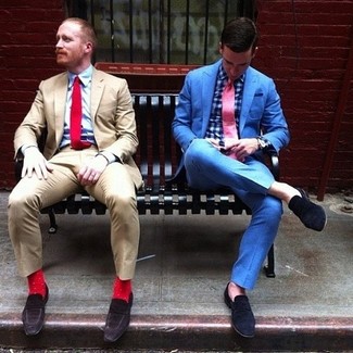 Fuchsia Krawatte kombinieren – 123 Herren Outfits: Entscheiden Sie sich für ein blaues Sakko und eine fuchsia Krawatte, um vor Klasse und Perfektion zu strotzen. Wählen Sie die legere Option mit schwarzen Wildleder Slippern.