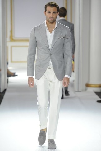 graues Sakko, weißes Langarmhemd, weiße Anzughose, graue Wildleder Slipper für Herren