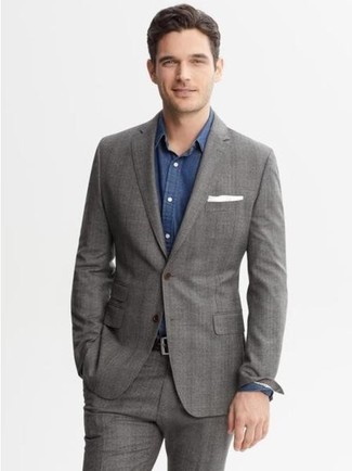 30 Jährige: Dunkelblaues Langarmhemd kombinieren – 306 Smart-Casual Sommer Herren Outfits: Geben Sie den bestmöglichen Look ab in einem dunkelblauen Langarmhemd und einer grauen Anzughose. Der Look ist einfach mega für den Sommer.