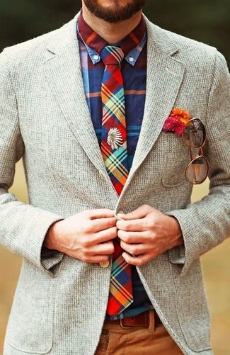 graues Wollsakko, mehrfarbiges Langarmhemd mit Schottenmuster, braune Anzughose aus Kord, mehrfarbige Krawatte mit Schottenmuster für Herren