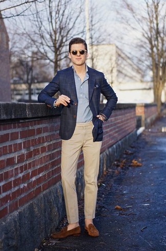 30 Jährige: Welche Langarmhemden mit hellbeige Anzughose zu tragen – 48 Smart-Casual Herren Outfits: Kombinieren Sie ein Langarmhemd mit einer hellbeige Anzughose für einen stilvollen, eleganten Look. Braune Wildleder Slipper fügen sich nahtlos in einer Vielzahl von Outfits ein.