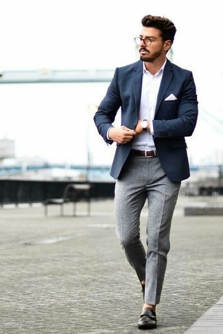 Dunkelgraue Wollanzughose kombinieren – 487 Elegante Herren Outfits: Geben Sie den bestmöglichen Look ab in einem dunkelblauen Sakko und einer dunkelgrauen Wollanzughose. Schwarze Doppelmonks aus Leder sind eine kluge Wahl, um dieses Outfit zu vervollständigen.