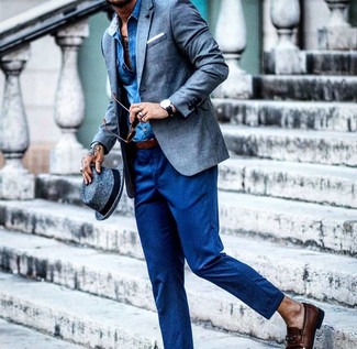Blaue Lederuhr kombinieren – 411 Herren Outfits: Für ein bequemes Couch-Outfit, paaren Sie ein blaues Leinen Sakko mit einer blauen Lederuhr. Machen Sie Ihr Outfit mit dunkelbraunen Leder Slippern eleganter.
