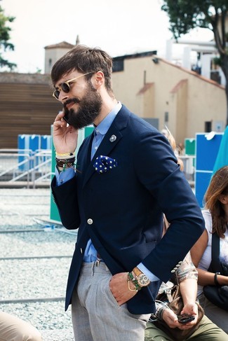 30 Jährige: Welche Sakkos mit blauen Langarmhemdes zu tragen – 152 Sommer Herren Outfits: Paaren Sie ein Sakko mit einem blauen Langarmhemd, um einen eleganten, aber nicht zu festlichen Look zu kreieren. Dieser Look  ist für den Sommer einfach toll.
