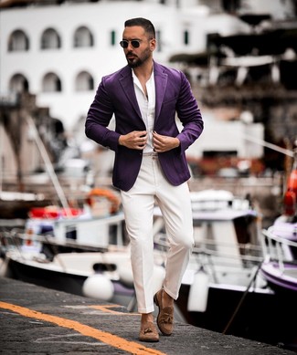 Welche Langarmhemden mit violetten Sakkos zu tragen – 13 Herren Outfits: Kombinieren Sie ein violettes Sakko mit einem Langarmhemd für Ihren Bürojob. Machen Sie Ihr Outfit mit braunen Wildleder Slippern mit Quasten eleganter.