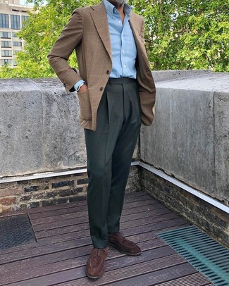 50 Jährige: Braunes Sakko mit Schottenmuster kombinieren – 15 Smart-Casual Herren Outfits warm Wetter: Entscheiden Sie sich für einen klassischen Stil in einem braunen Sakko mit Schottenmuster und einer dunkelgrünen Anzughose. Ergänzen Sie Ihr Look mit dunkelbraunen Wildleder Derby Schuhen.