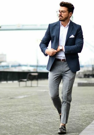 Wie Langarmhemd mit Anzughose zu kombinieren – 500+ Herren Outfits: Kombinieren Sie ein Langarmhemd mit einer Anzughose für eine klassischen und verfeinerte Silhouette. Schwarze Doppelmonks aus Leder sind eine ideale Wahl, um dieses Outfit zu vervollständigen.