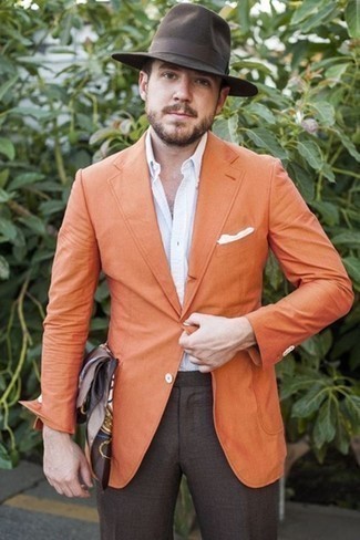 Braunen Wollhut kombinieren – 416 Herren Outfits: Für ein bequemes Couch-Outfit, paaren Sie ein orange Sakko mit einem braunen Wollhut.