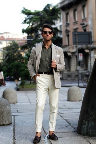 30 Jährige: Dunkeltürkises Langarmhemd kombinieren – 11 Elegante Herren Outfits: Kombinieren Sie ein dunkeltürkises Langarmhemd mit einer weißen Anzughose für eine klassischen und verfeinerte Silhouette. Komplettieren Sie Ihr Outfit mit dunkellila Leder Slippern mit Quasten.