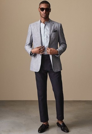 30 Jährige: Dunkelblaue Anzughose kombinieren – 500+ Herren Outfits: Paaren Sie ein graues Sakko mit einer dunkelblauen Anzughose, um vor Klasse und Perfektion zu strotzen. Schwarze Leder Slipper fügen sich nahtlos in einer Vielzahl von Outfits ein.