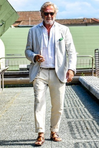 60 Jährige: Schuhe aus Leder kombinieren – 60 Smart-Casual Sommer Herren Outfits: Kombinieren Sie ein weißes Sakko mit einer hellbeige Anzughose für einen stilvollen, eleganten Look. Fühlen Sie sich mutig? Vervollständigen Sie Ihr Outfit mit braunen Ledersandalen. Ein schöner Sommer-Look.
