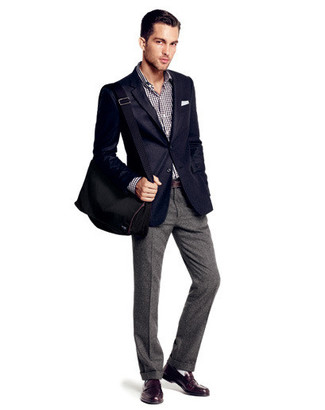 Schwarze Segeltuch Umhängetasche kombinieren – 243 Herren Outfits: Für ein bequemes Couch-Outfit, entscheiden Sie sich für ein dunkelblaues Sakko und eine schwarze Segeltuch Umhängetasche. Fühlen Sie sich ideenreich? Entscheiden Sie sich für dunkelbraunen Leder Slipper.