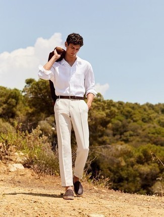 Braune Leder Espadrilles kombinieren – 2 Smart-Casual Sommer Herren Outfits: Kombinieren Sie ein braunes Sakko mit einer hellbeige Anzughose, um vor Klasse und Perfektion zu strotzen. Fühlen Sie sich mutig? Entscheiden Sie sich für braunen Leder Espadrilles. Ein perfektes Outfit für den Sommer, oder?