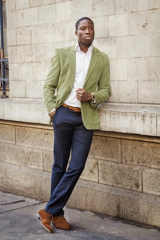 Chukka-Stiefel kombinieren – 43 Smart-Casual Sommer Herren Outfits: Erwägen Sie das Tragen von einem olivgrünen Sakko und einer dunkelblauen Anzughose für eine klassischen und verfeinerte Silhouette. Fühlen Sie sich ideenreich? Wählen Sie Chukka-Stiefel. Dieses Outfit ist ideal für den Sommer geeignet.