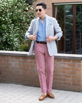 Rosa Anzughose kombinieren – 24 Herren Outfits: Vereinigen Sie ein graues Sakko mit einer rosa Anzughose für einen stilvollen, eleganten Look. Braune Leder Slipper sind eine kluge Wahl, um dieses Outfit zu vervollständigen.