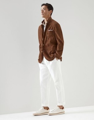 Einstecktuch kombinieren – 500+ Herren Outfits: Für ein bequemes Couch-Outfit, kombinieren Sie ein braunes Wildledersakko mit einem Einstecktuch. Weiße Leder niedrige Sneakers putzen umgehend selbst den bequemsten Look heraus.