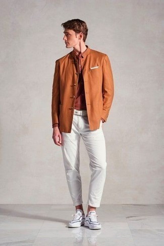 Einstecktuch kombinieren – 500+ Sommer Herren Outfits: Kombinieren Sie ein orange Sakko mit einem Einstecktuch für einen entspannten Wochenend-Look. Dieses Outfit passt hervorragend zusammen mit weißen und schwarzen Sportschuhen. Ein stylisches Outfit für den Sommer.