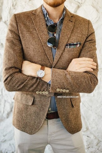 Braunes Wollsakko kombinieren – 500+ Herren Outfits: Die modische Kombination aus einem braunen Wollsakko und einer hellbeige Chinohose ist perfekt für einen Tag im Büro.