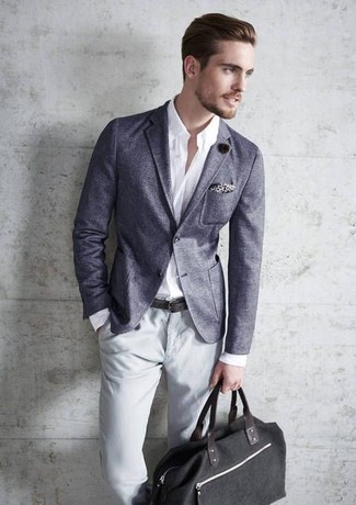 Weißes und dunkelblaues gepunktetes Einstecktuch kombinieren – 94 Herren Outfits: Entscheiden Sie sich für Komfort in einem grauen Sakko und einem weißen und dunkelblauen gepunkteten Einstecktuch.