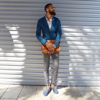 Braune Leder Clutch Handtasche kombinieren – 162 Sommer Herren Outfits: Tragen Sie ein blaues Sakko und eine braune Leder Clutch Handtasche für einen entspannten Wochenend-Look. Fügen Sie hellblauen Wildleder Mokassins für ein unmittelbares Style-Upgrade zu Ihrem Look hinzu. Dieser Look ist ein perfektes Sommer-Outfit.