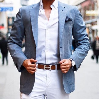 Wie blaues Sakko mit weißen Langarmhemdes zu kombinieren – 224 Herren Outfits: Kombinieren Sie ein blaues Sakko mit einem weißen Langarmhemd für Ihren Bürojob.