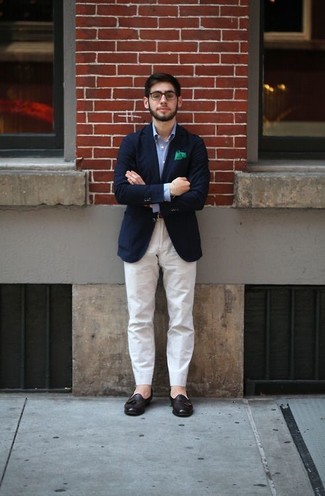 Grünes Einstecktuch kombinieren – 130 Herren Outfits warm Wetter: Kombinieren Sie ein dunkelblaues Sakko mit einem grünen Einstecktuch für einen entspannten Wochenend-Look. Fühlen Sie sich ideenreich? Wählen Sie dunkelbraunen Leder Slipper mit Quasten.