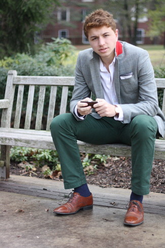 20 Jährige: Dunkelgrüne Chinohose kombinieren – 138 Smart-Casual Herren Outfits warm Wetter: Tragen Sie ein graues Sakko mit Schottenmuster und eine dunkelgrüne Chinohose, um einen eleganten, aber nicht zu festlichen Look zu kreieren. Fühlen Sie sich mutig? Entscheiden Sie sich für braunen Leder Oxford Schuhe.