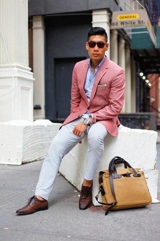 Beige Aktentasche kombinieren – 85 Smart-Casual Herren Outfits: Kombinieren Sie ein rosa Sakko mit einer beige Aktentasche für einen entspannten Wochenend-Look. Komplettieren Sie Ihr Outfit mit dunkelbraunen Leder Oxford Schuhen, um Ihr Modebewusstsein zu zeigen.
