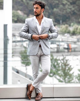 Welche Slipper mit weißen Langarmhemdes zu tragen – 500+ Smart-Casual Herren Outfits: Tragen Sie ein weißes Langarmhemd und eine graue Chinohose für ein bequemes Outfit, das außerdem gut zusammen passt. Setzen Sie bei den Schuhen auf die klassische Variante mit Slippern.