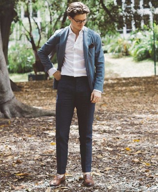 30 Jährige: Welche Slipper mit blauen Sakkos zu tragen – 490 Smart-Casual Sommer Herren Outfits: Kombinieren Sie ein blaues Sakko mit einer dunkelblauen Chinohose für einen für die Arbeit geeigneten Look. Fühlen Sie sich mutig? Vervollständigen Sie Ihr Outfit mit Slippern. So einfach kann ein trendiges Sommer-Outfit sein.