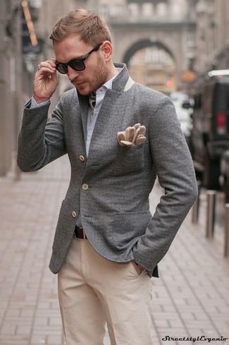 Beige Lederhandschuhe kombinieren – 35 Smart-Casual Herren Outfits: Ein graues Wollsakko und beige Lederhandschuhe sind eine kluge Outfit-Formel für Ihre Sammlung.