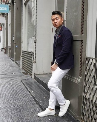 Weißes und rotes Einstecktuch kombinieren – 500+ Smart-Casual Herren Outfits: Für ein bequemes Couch-Outfit, kombinieren Sie ein dunkelblaues Sakko mit einem weißen und roten Einstecktuch. Ergänzen Sie Ihr Outfit mit weißen Leder niedrigen Sneakers, um Ihr Modebewusstsein zu zeigen.