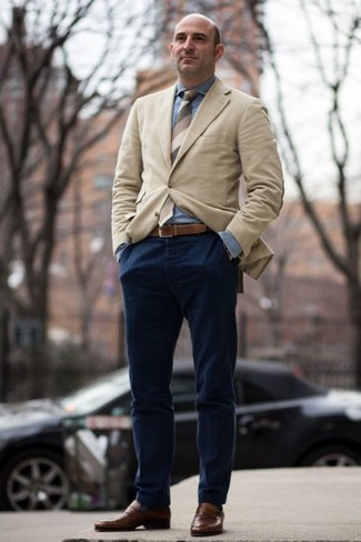 40 Jährige: Dunkelbraunen Gürtel kombinieren – 159 Smart-Casual Herren Outfits warm Wetter: Für ein bequemes Couch-Outfit, kombinieren Sie ein hellbeige Sakko mit einem dunkelbraunen Gürtel. Rotbraune Leder Slipper sind eine einfache Möglichkeit, Ihren Look aufzuwerten.