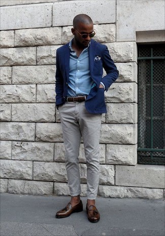 Dunkelblaues und weißes Einstecktuch kombinieren – 500+ Herren Outfits: Ein dunkelblaues Sakko und ein dunkelblaues und weißes Einstecktuch sind eine großartige Outfit-Formel für Ihre Sammlung. Setzen Sie bei den Schuhen auf die klassische Variante mit dunkelbraunen Leder Slippern mit Quasten.