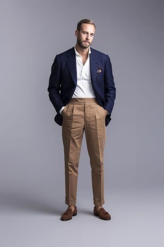 Beige bedrucktes Einstecktuch kombinieren – 54 Smart-Casual Herren Outfits: Entscheiden Sie sich für Komfort in einem dunkelblauen Sakko und einem beige bedruckten Einstecktuch. Fühlen Sie sich mutig? Entscheiden Sie sich für braunen Wildleder Slipper mit Quasten.